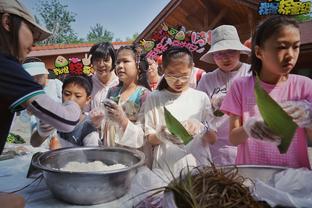 太不礼貌了！葡萄牙球迷强吻中国美女记者